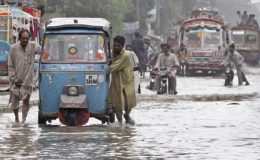 سیم نالے میں شگاف : کراچی بدین ہائی وے زیر آب آنے کا خطرہ