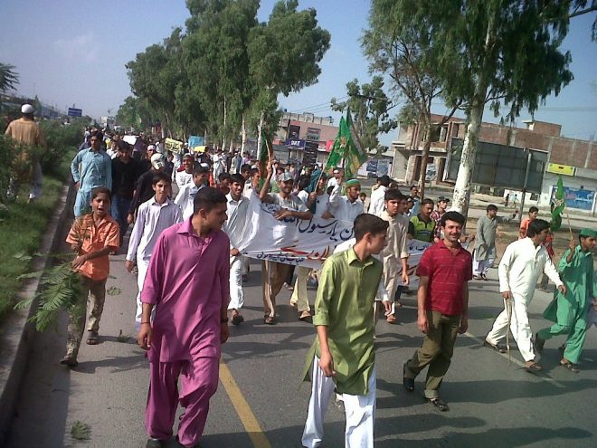 کشمیر کالونی گوجرانوالہ کینٹ میں ملک کے دوسرے شہروں کی طرح بھی یوم عشق رسول صلی اللہ علیہ والہ وسلم کے موقع پر شدید احتجاج کیا گیا