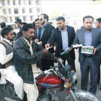 Jawad Rafique Commisioner Lahore Distribute Mask