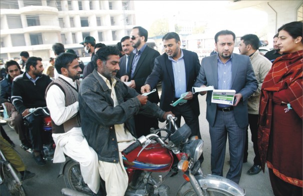 Jawad Rafique Commisioner Lahore Distribute Mask