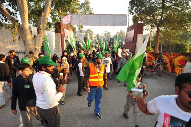 تاریخی عوامی اجتماع میں شرکت کے لیے ایک لاکھ سے زائد افراد ہفتہ کی رات ہی مینار پاکستان پہنچ گئے ہیں