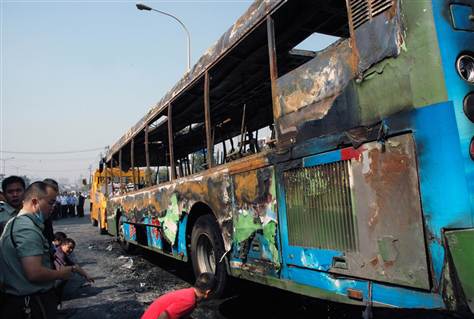 چین میں ڈبل ڈیکر بس پل سے نیچے جاگری، 14 افراد ہلاک