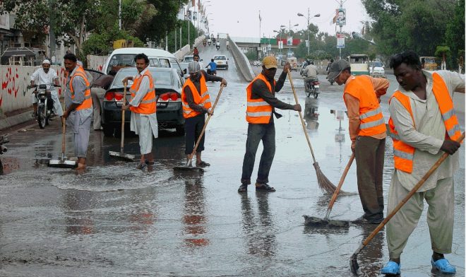 ایڈ منسٹریٹر اور میونسپل کمشنر بلدیہ شرقی کی خصوصی ھدایت پر شاہ فیصل زون کا عملہ شاہراہوں سے برساتی پانی کی نکاسی کا کام انجام دے رہے ہے