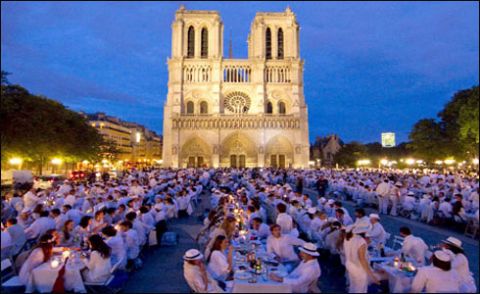 پیرس میں سفید لباس میں ملبوس ہزاروں افراد کی پکنک