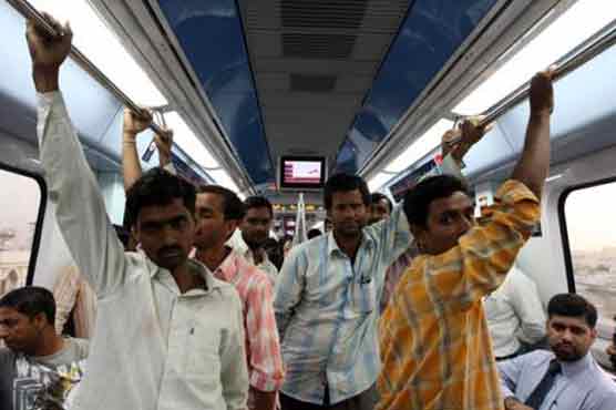 دبئی: دھوتی پہنے شخص کو میٹرو میں سفر سے روک دیا