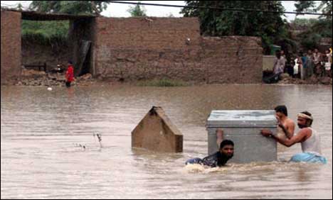 سیلابی ریلے سے دادو مورو پل کے قریب کئی دیہات زیرِ آب