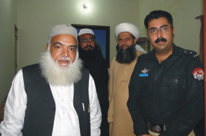 حضرت پیر افضل قادری ڈی پی او گجرات سید ناصر علی رضوی کو نیک آباد سے روانہ کر رھے ہیں