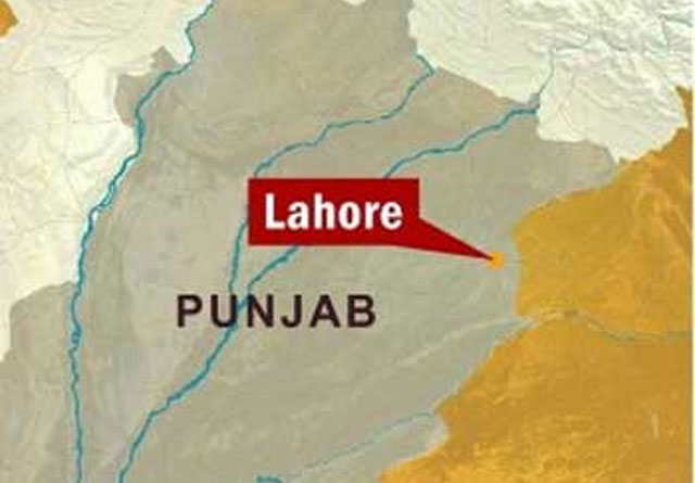 لاہور: ٹرک نے پولیس وین کو ٹکرماردی، 4 اہلکار زخمی
