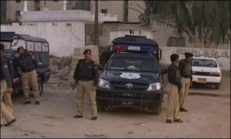 کراچی: قیوم آباد میں پولیس آپریشن، علاقہ مکینوں کا احتجاج، ٹریفک جام