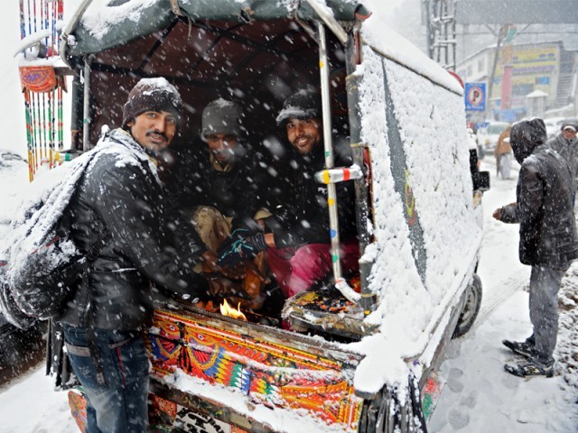 پورے ملک میں شدید سردی کی لہر، کوئٹہ اور مری میں برفباری