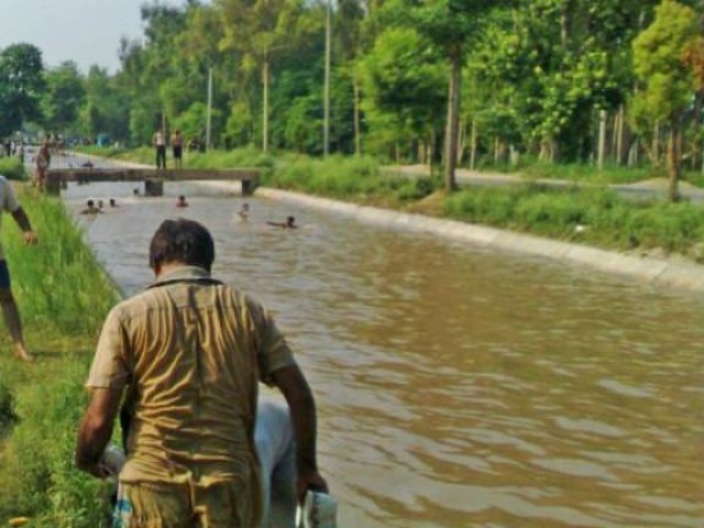 فیصل آباد کی نہر میں نہاتے تین بچے ڈوب گئے، ایک کی لاش برآمد