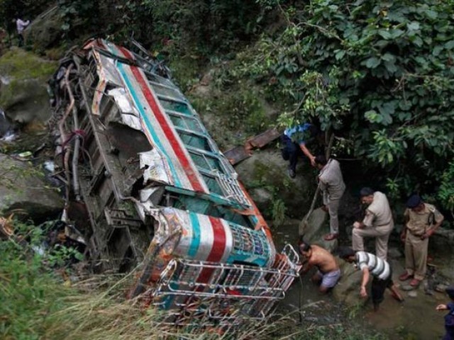 مقبوضہ کشمیر میں بس کھائی میں گرنے سے 17 افراد ہلاک، 27 زخمی