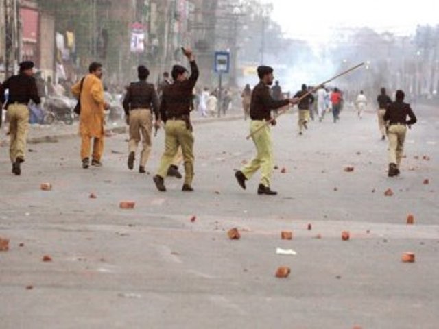 پی اے ٹی کارکنوں اور پولیس میں جھڑپ، خاتون سمیت 7 ہلاک