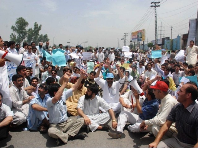 لاہور میں ینگ ڈاکٹرز کا مطالبات کےحق میں احتجاج، جنرل اسپتال کے آؤٹ ڈورمیں کام بند