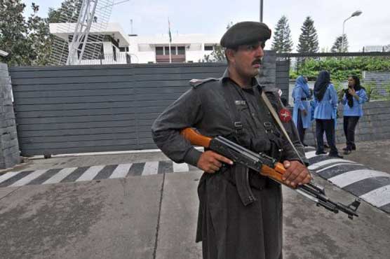 سابق اپوزیشن لیڈر راجہ ریاض کے سکیورٹی گارڈز نے پڑوسی کے ملازم کو تشدد کا نشانہ بنا ڈالا