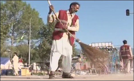 اسلام آباد : پی اے ٹی کا دھرنا ختم، صفائی کے کام کا آغاز