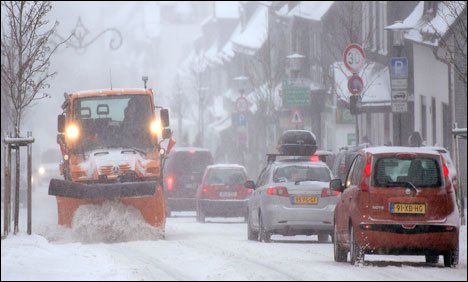 فرانس: شدید برف باری، تفریحی مقامات جانے والے سیاح پھنس گئے