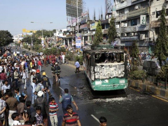 بنگلہ دیش میں مسافر بس پر پیٹرول بم کے حملے میں 7 افراد ہلاک، 15 زخمی