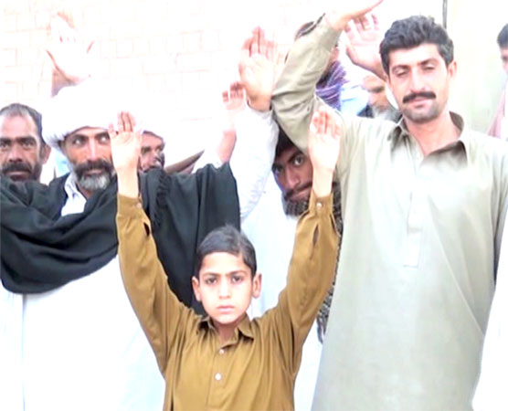 ڈی جی خان : پولیس کی پھرتیاں، ڈکیتی کے الزام میں 4 سالہ بچے کو عدالت پیش کر دیا