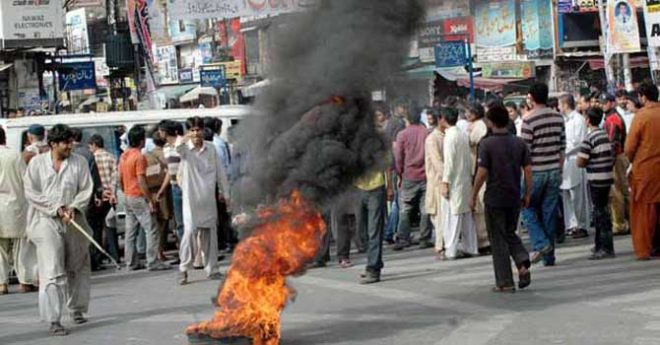 صغیر چٹھہ سمیت سینکڑوں افراد کا گیپکو کے خلاف بجلی کنکشن نہ لگانے پر شدید احتجاج