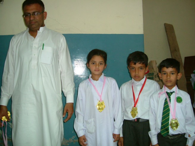 Dr Taswar Hussain Mirza presented Prizes