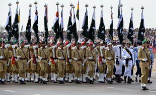 یوم پاکستان پر فوجی پریڈ