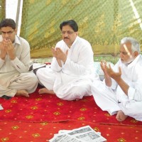 Kamran Mumtaz Prays