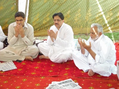 Kamran Mumtaz Prays