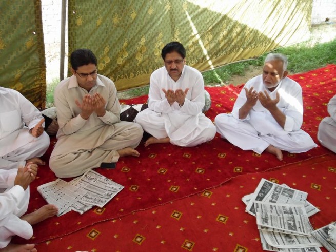 Kamran Mumtaz Prays