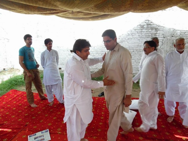 Kamran Mumtaz Prays