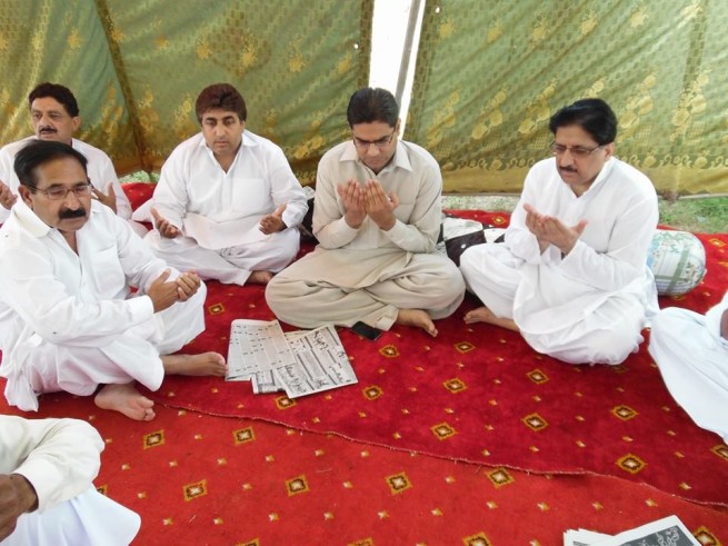 Kamran Mumtaz Prays