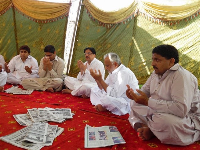 Kamran Mumtaz Prays