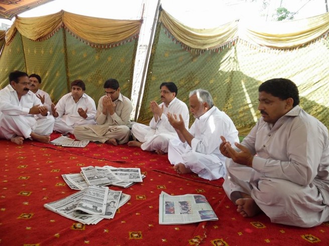 Kamran Mumtaz Prays