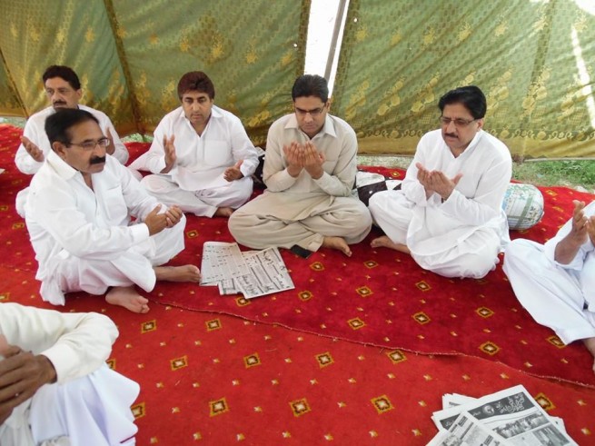 Kamran Mumtaz Prays