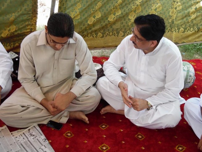 Kamran Mumtaz Prays