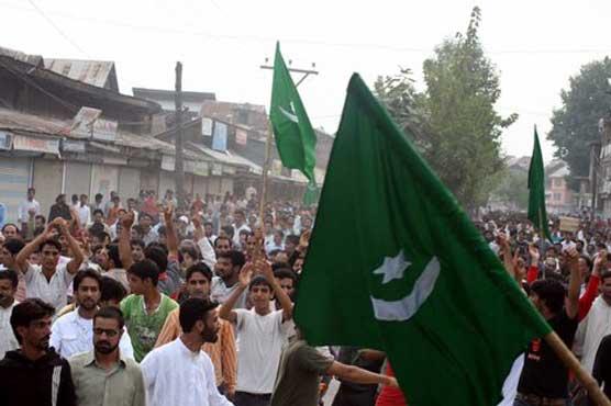 پاکستان سے والہانہ محبت، مقبوضہ کشمیر میں پھر سبز ہلالی پرچم لہرا دیئے گئے