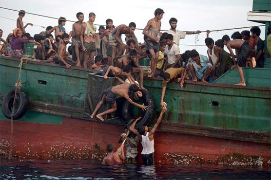 میانمر اور بنگلہ دیش کے ہزاروں تارکین سمندر میں پھنس گئے