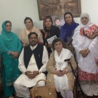 Apan Yasmin Farooqi Group Foto