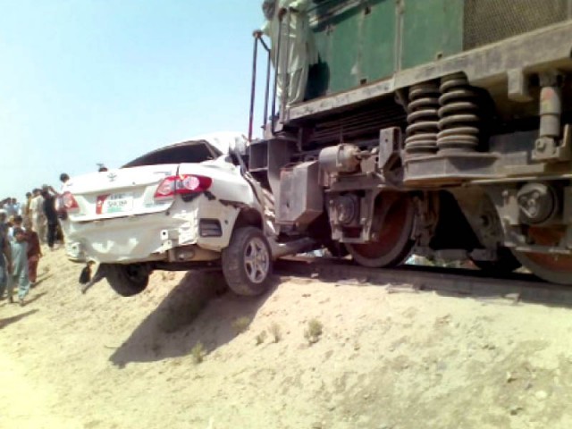 مٹیاری ریلوے پھاٹک پر کار ٹرین کی زد میں آگئی، 6 افراد جاں بحق