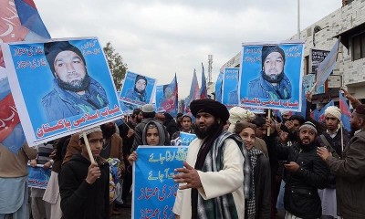 Supporters of Mumtaz Qadri