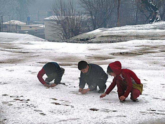 گلگت سمیت بالائی علاقوں میں برفباری ،جلانے کی لکڑی مہنگی