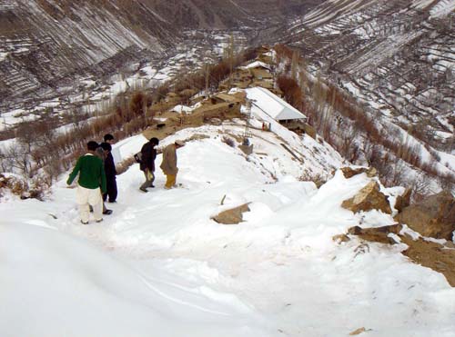 گلگت بلتستان: پہاڑوں پر برف باری کا سلسلہ وقفے وقفے سے جاری