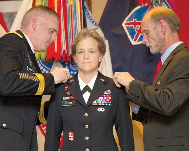 بریگیڈیر جنرل ڈیانا ہالینڈ نے امریکی فوجی تاریخ میں پہلی خاتون کمانڈنٹ بننے کا اعزاز حاصل کر لیا