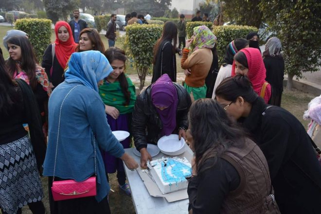 پنجاب یونیورسٹی میں اسلامی جمعیت طلبہ کے یوم تاسیس کے موقعہ پر مختلف ڈیپارٹمنٹ میں کیک کاٹا گیا