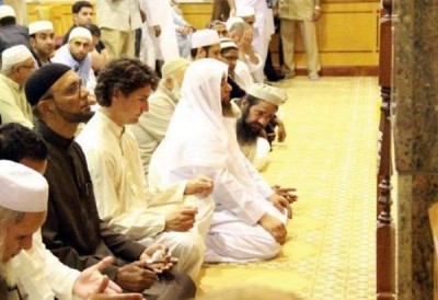 Justin Trudeau Praying