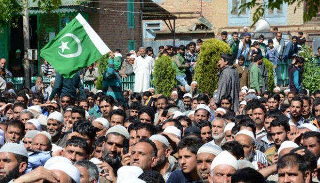 مقبوضہ کشمیر : مظاہرے میں ایک بار پھر پاکستانی جھنڈا لہرا دیا گیا