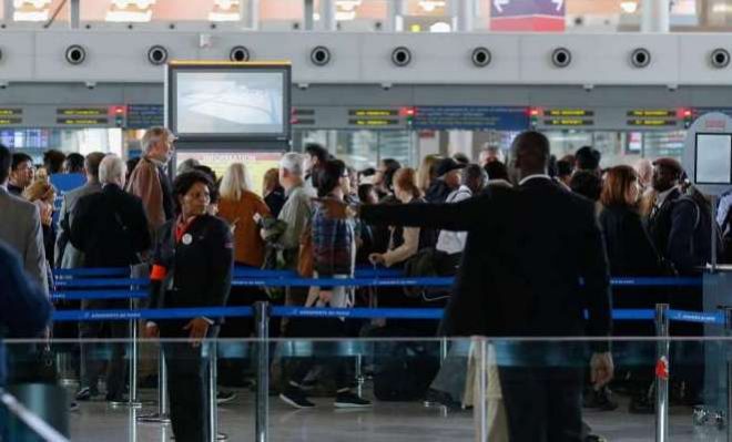 پیرس : ایرپورٹ پر کاغذات کی پڑتال سخت، 2 گھنٹہ طویل قطار