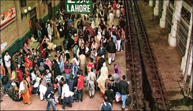 لاہور: فلائٹ آپریشن متاثر، ریلوے اسٹیشن پر رش بڑھ گیا