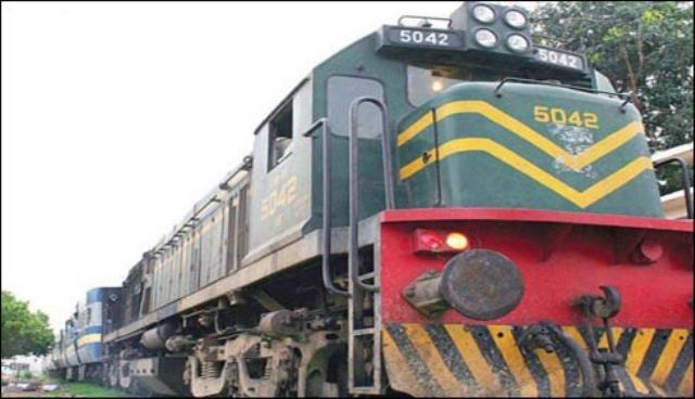 لاہور سے پنڈی جانے والی ٹرین کا انجن خراب، اسٹیشن پر رک گئی