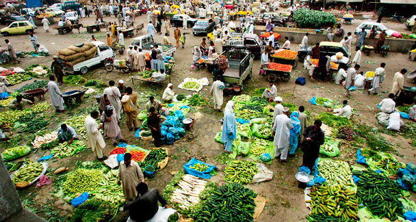 اتوار بازاروں میں نرخ مزید بڑھ گئے کئی سبزیاں اور پھل غائب
